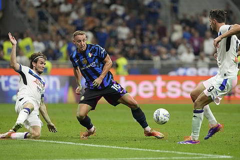 Serie A 2024-24, Inter Milan vs Atalanta: Inter Milan's Davide Frattesi, center, tries control the ball